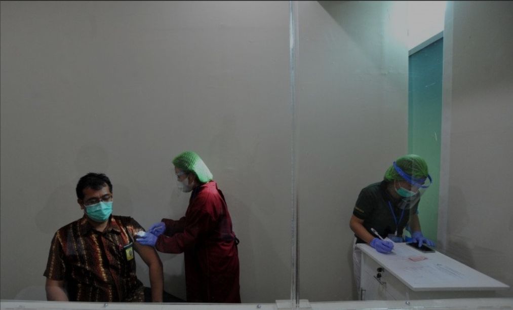 podiumnews.com-Petugas Bandara Ngurah Rai Bali Jalani Vaksinasi COVID-19